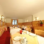 Aparthotel Kristall 3*